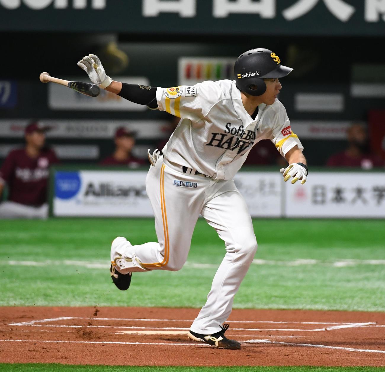 ソフトバンク対楽天　6回裏ソフトバンク1死、柳田悠岐は中前打を放つ（撮影・今浪浩三）