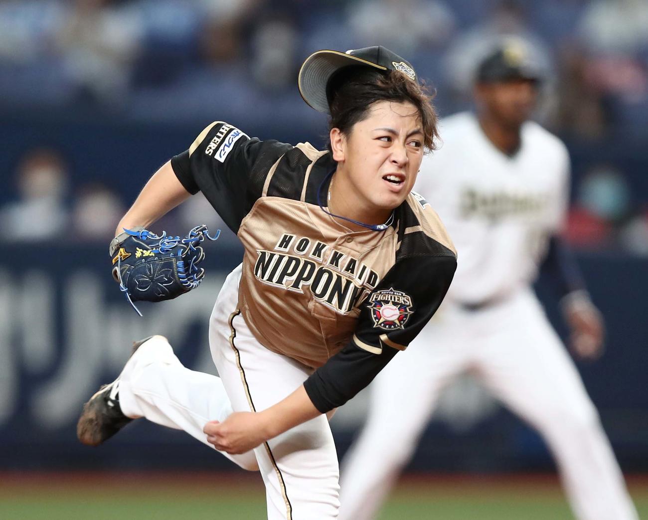 オリックス対日本ハム　帽子を飛ばし力投する河野（撮影・黒川智章）