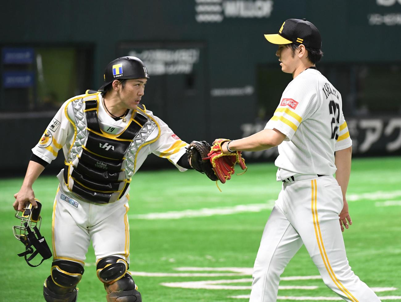 ソフトバンク対楽天　ソフトバンク先発の石川は、7回2安打1失点、11奪三振と好投する。左は甲斐（撮影・今浪浩三）