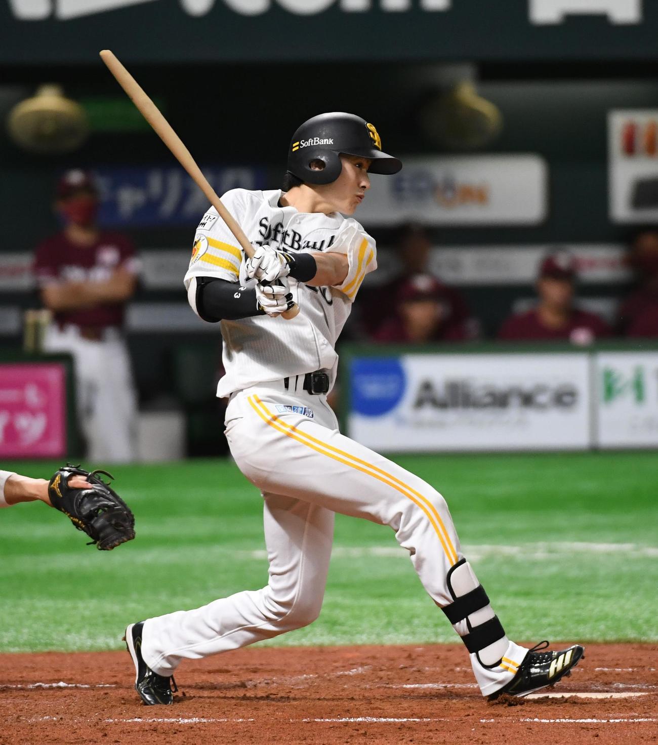 ソフトバンク対楽天　2回裏ソフトバンク2死二塁、周東はバットを折りながら右前適時打を放つ（撮影・今浪浩三）