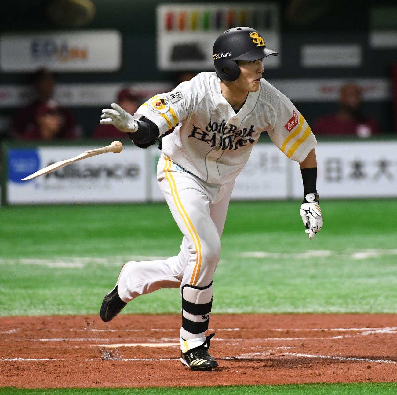 ソフトバンク対楽天　2回裏ソフトバンク2死二塁、周東佑京はバットを折りながら右前適時打を放つ（撮影・今浪浩三）