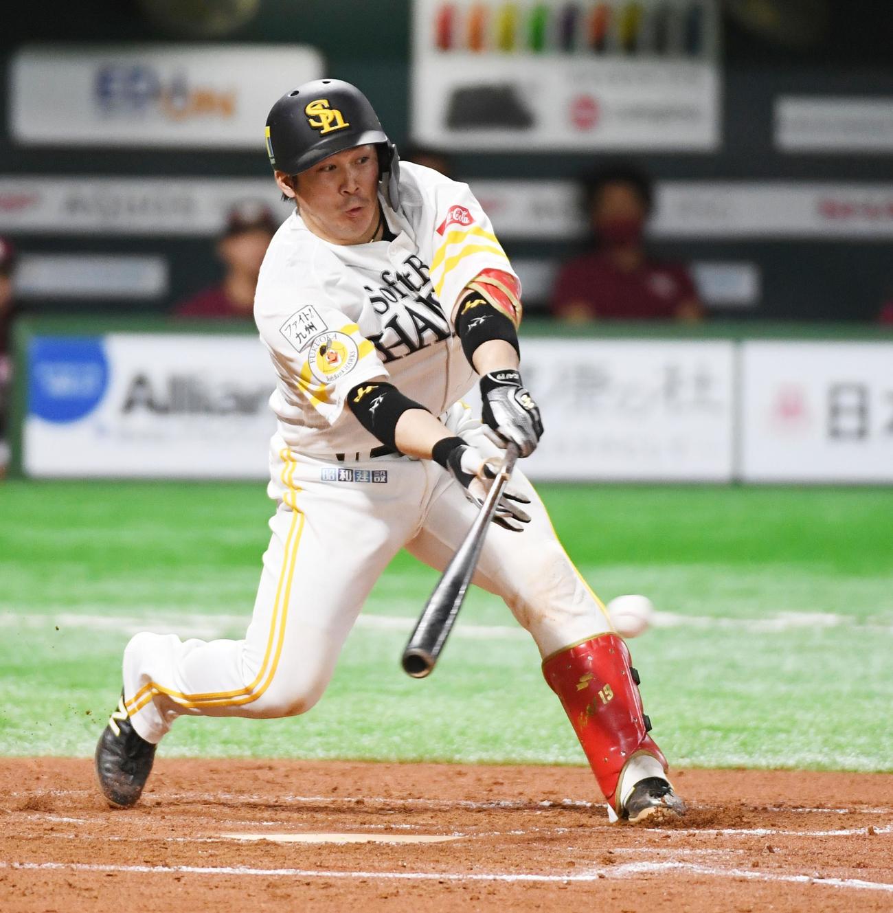甲斐は右前に2点適時打を放つ（撮影・今浪浩三）