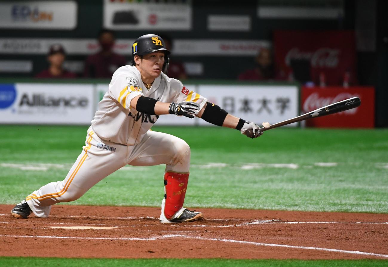 甲斐拓也は右前に2点適時打を放つ（撮影・今浪浩三）