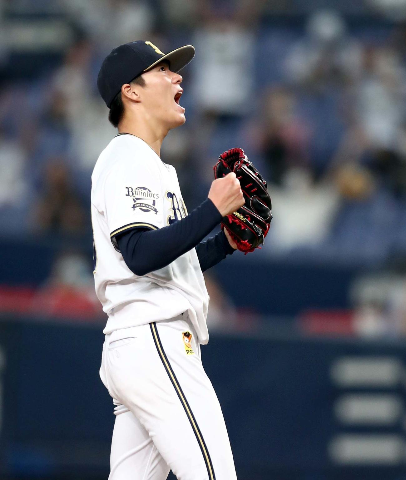 オリックス対日本ハム　完投勝利しガッツポーズで叫ぶ山本（撮影・黒川智章）