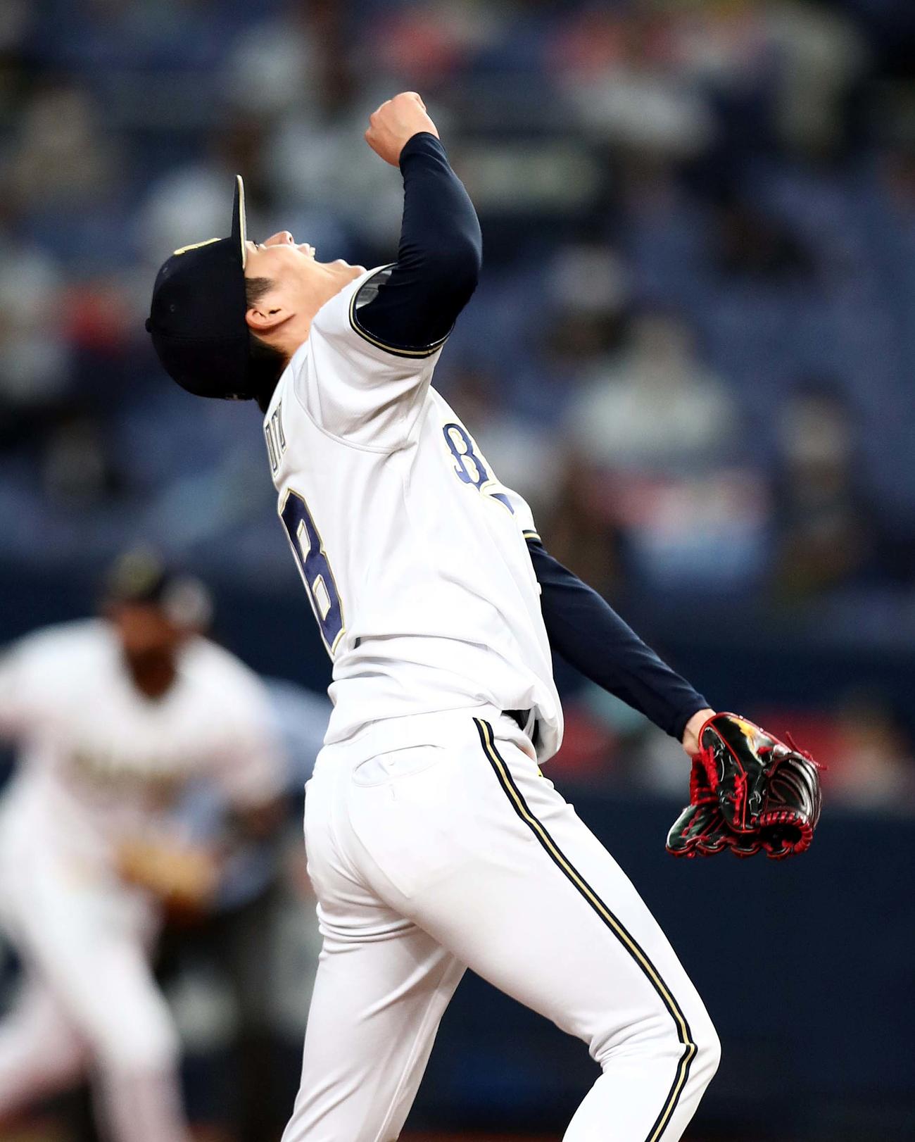 オリックス対日本ハム　6回表日本ハム1死、宇佐見に中前打を浴びる山本（撮影・黒川智章）