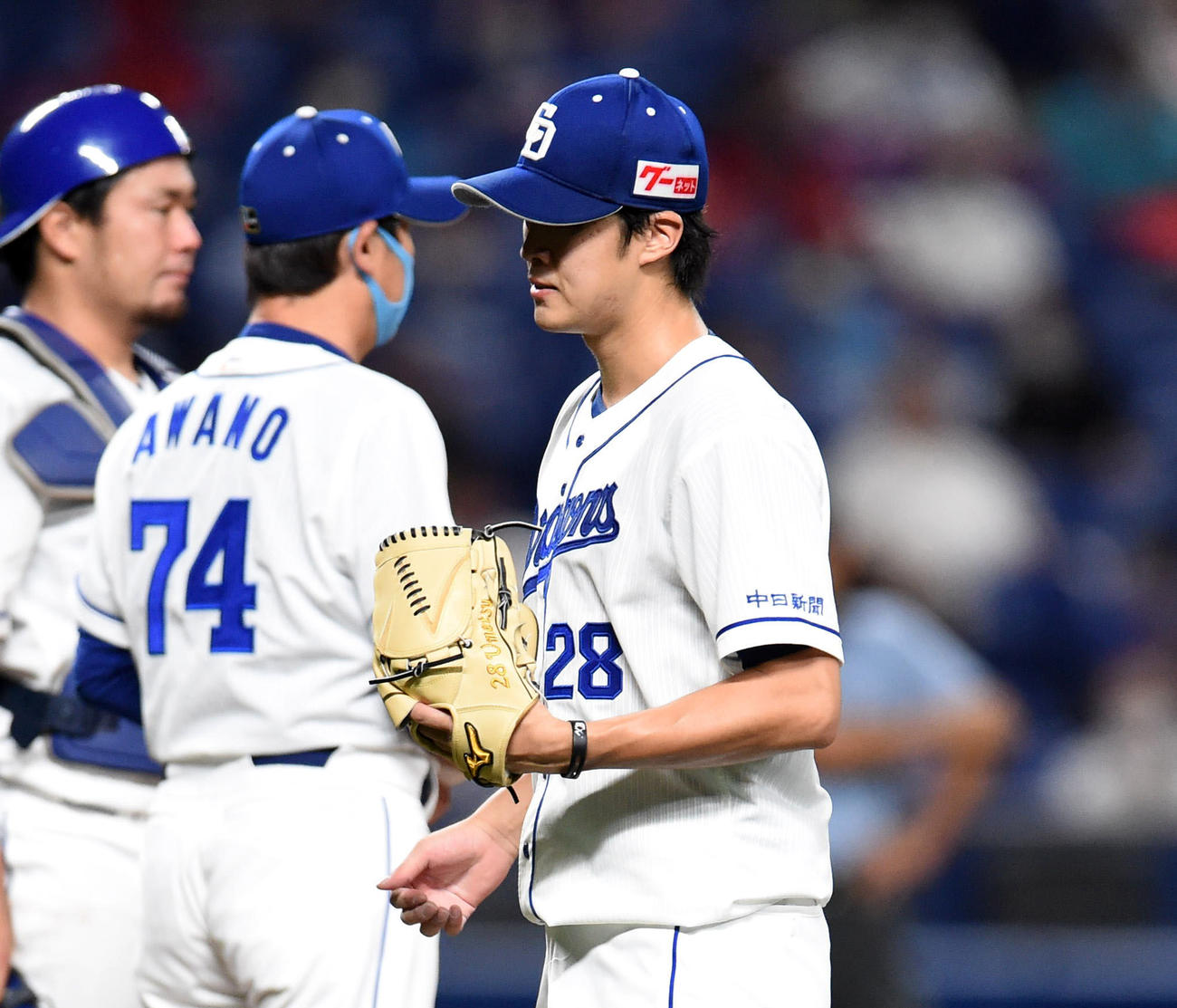 7回表広島無死一、二塁、マウンドを降りる中日先発の梅津晃大（撮影・森本幸一）