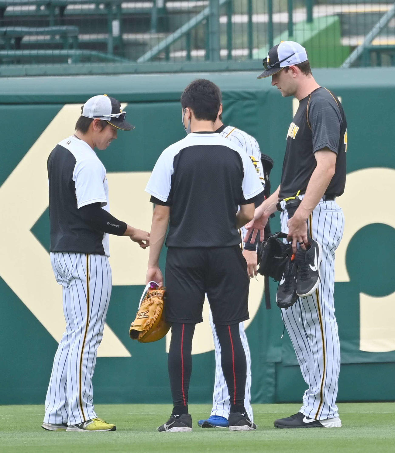 阪神対DeNA　一軍に合流し梅野隆太郎（左）とサインあわせをするジョー・ガンケル（撮影・上田博志）