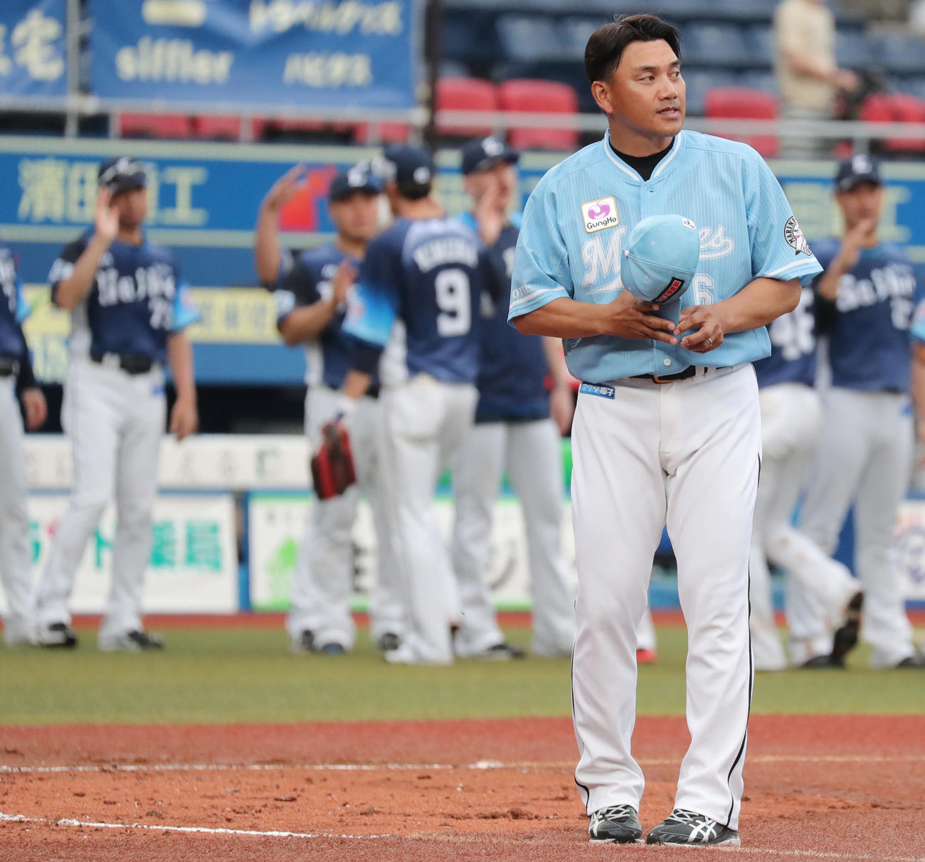 ロッテ対西武　西武に敗れスタンドのファンにあいさつするロッテ井口監督（撮影・垰建太）