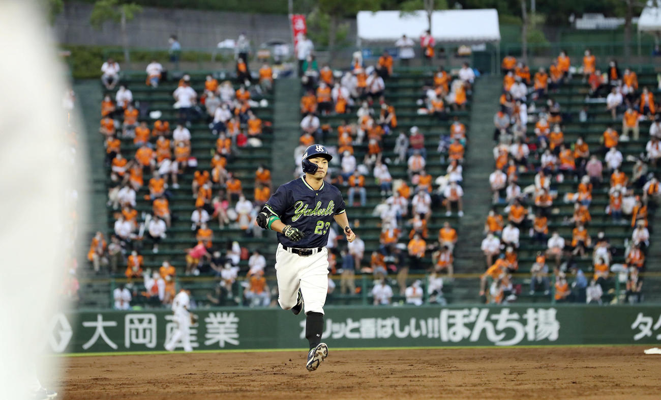巨人対ヤクルト　3回表ヤクルト2死、右中間へソロ本塁打を放ち、ダイヤモンドをまわる青木（撮影・前田充）