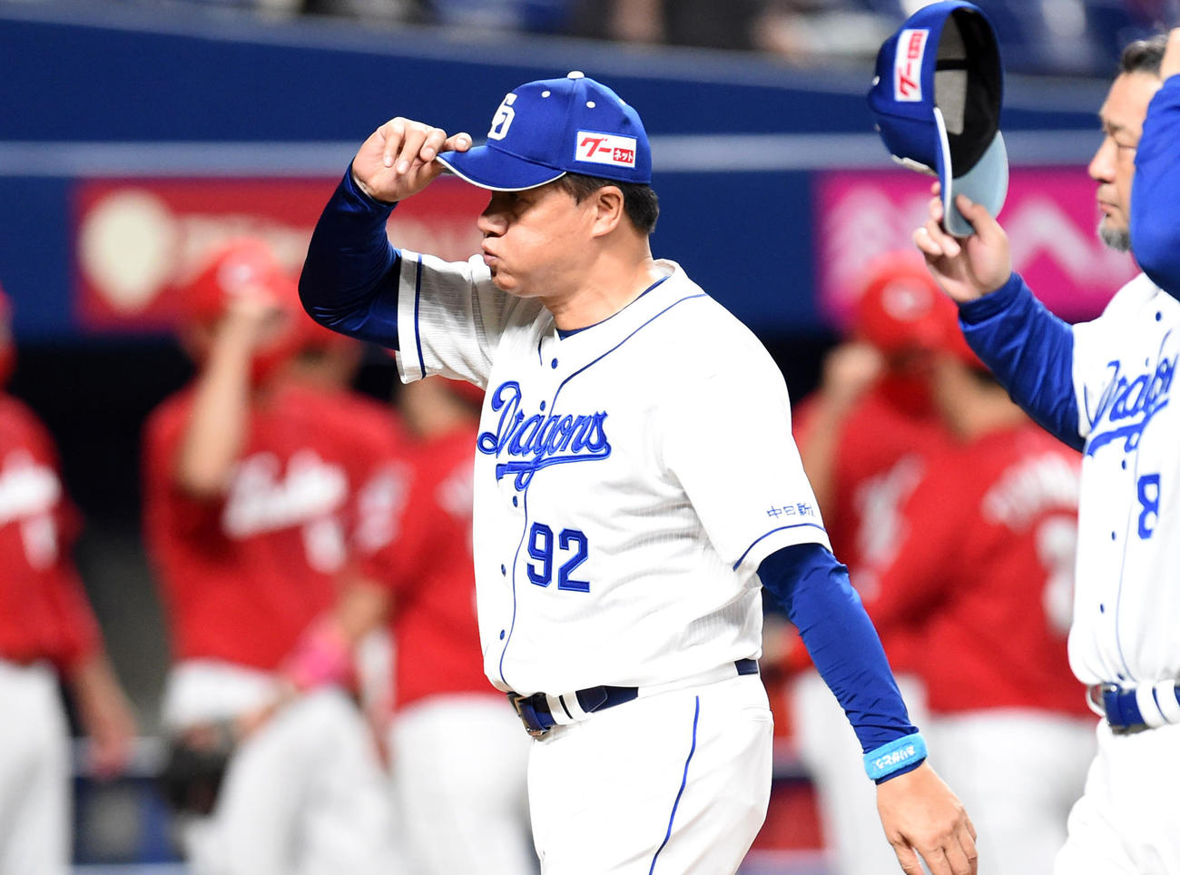 試合終了後、一礼し引き揚げる与田剛監督（撮影・森本幸一）
