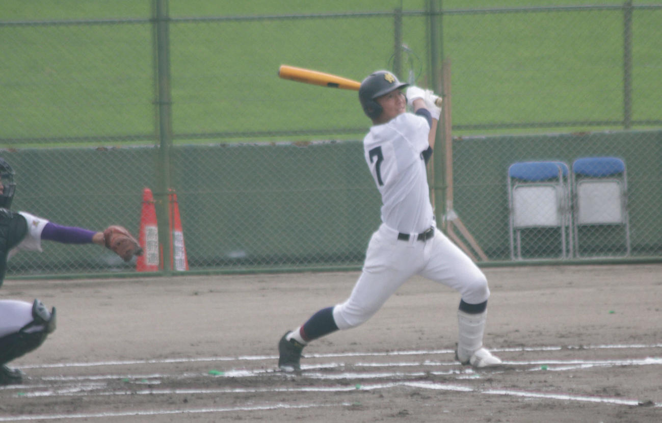松阪商・阪本は1回、右翼へ大飛球を放つ
