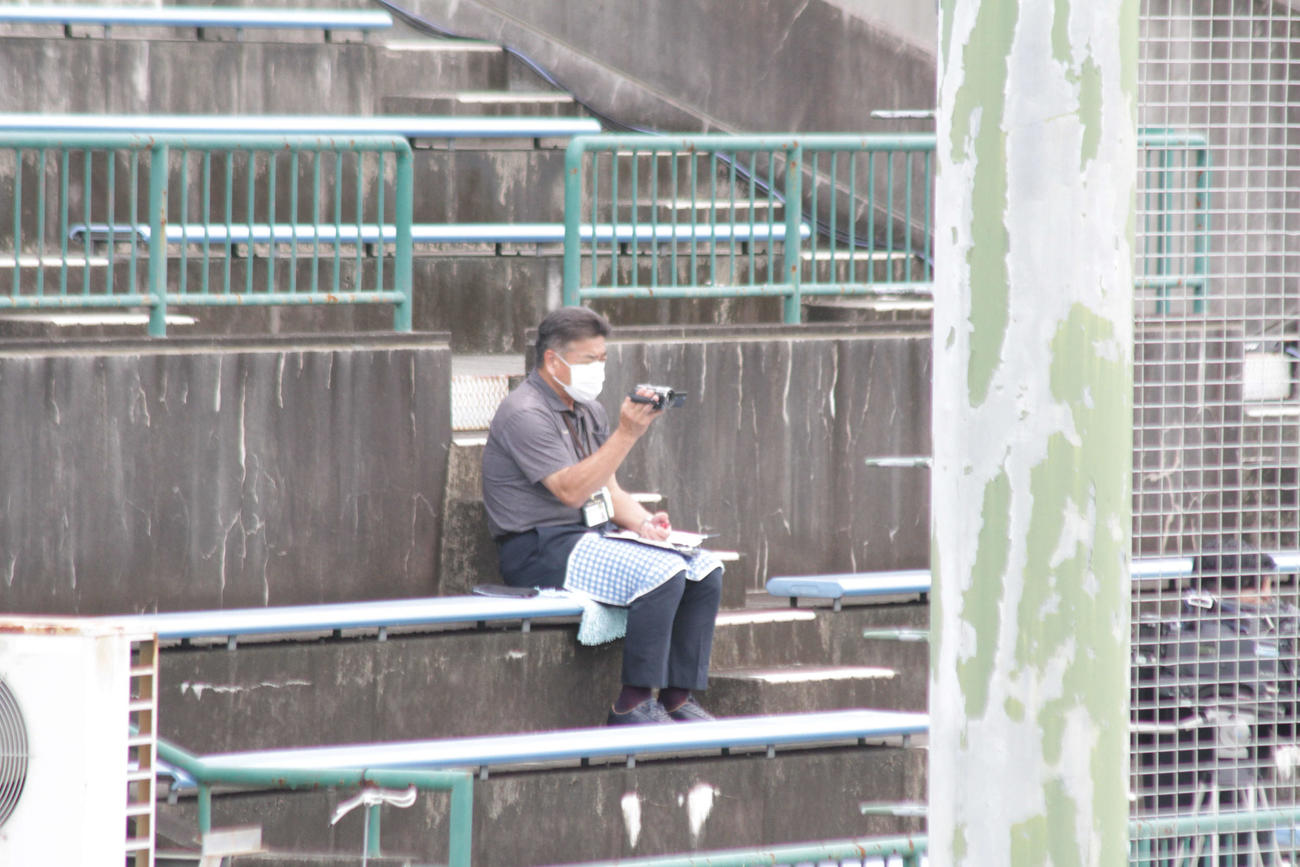 松阪商のスラッガー阪本の打撃をビデオ撮影する阪神熊野スカウト