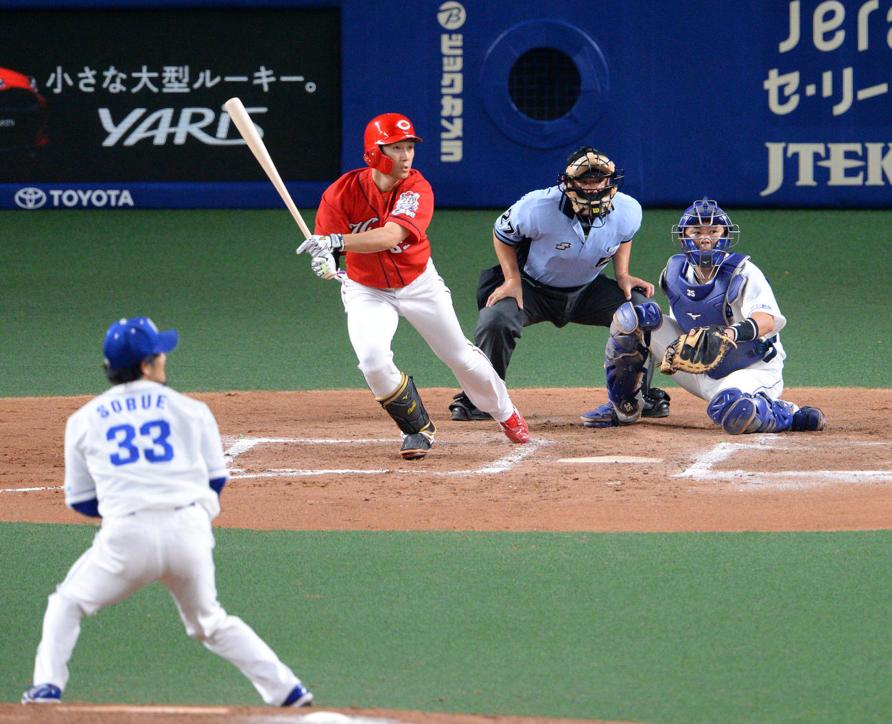 7回表広島1死一、二塁、左適時二塁打を放った西川龍馬（撮影・森本幸一）