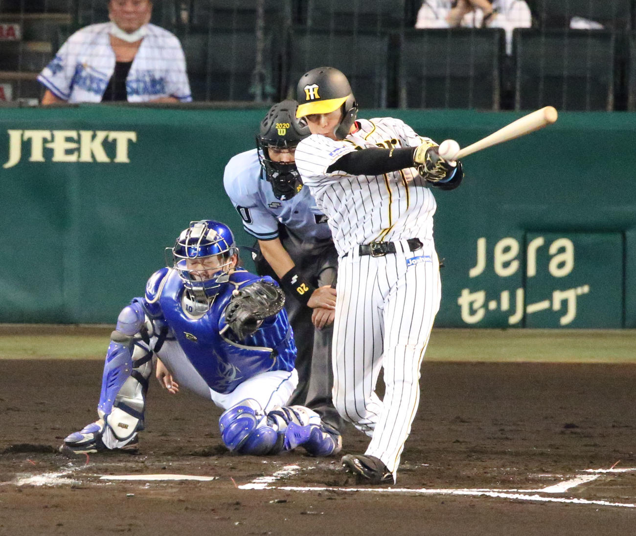 阪神対DeNA　6回裏阪神2死二塁、大山は先制の左前適時打を放つ（撮影・上山淳一）