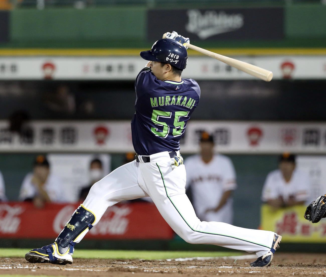 巨人対ヤクルト　5回表ヤクルト2死一、二塁、右前に適時打を放つ村上（撮影・前田充）
