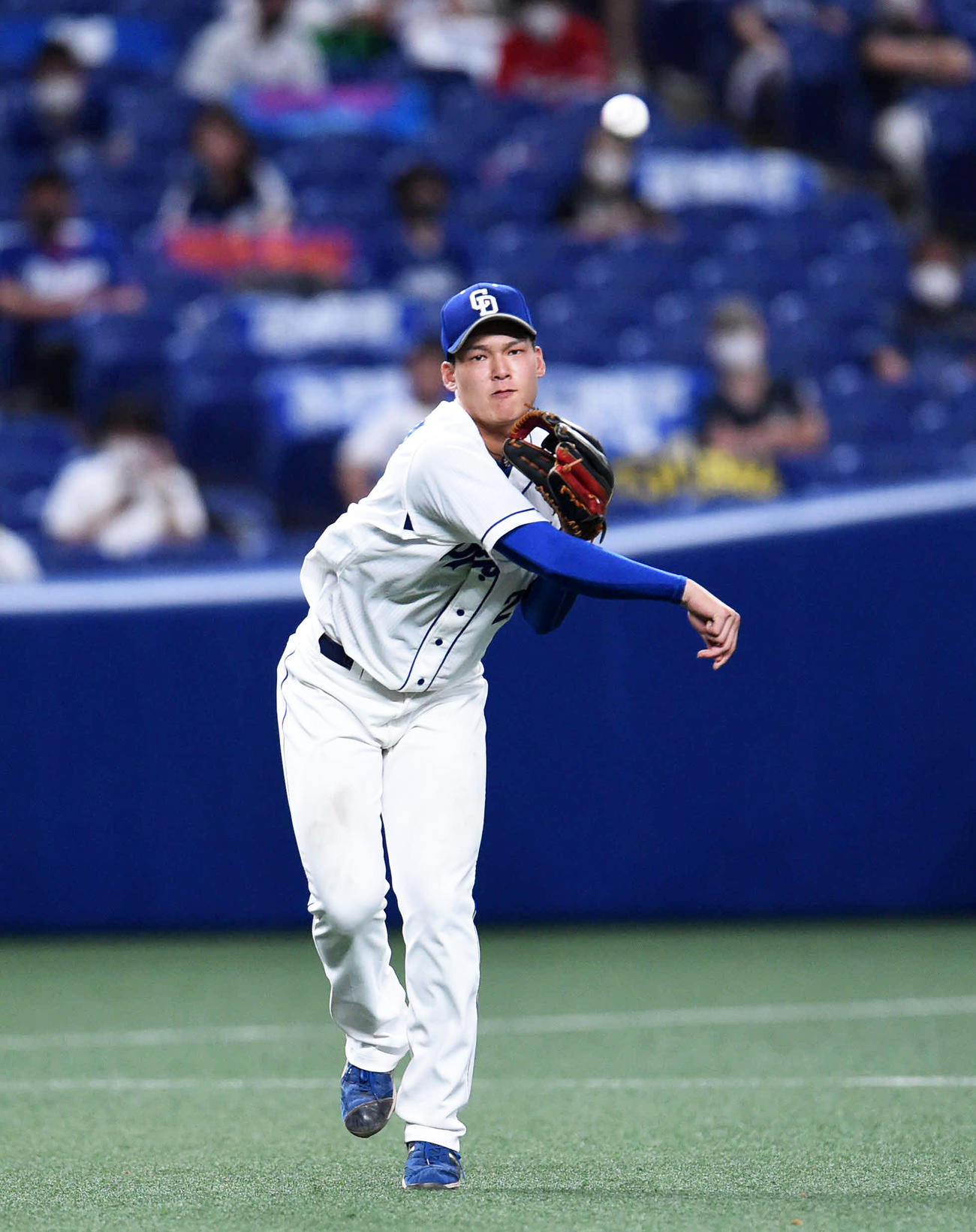 4回表広島1死、堂林の三ゴロをさばく石川昂（撮影・森本幸一）