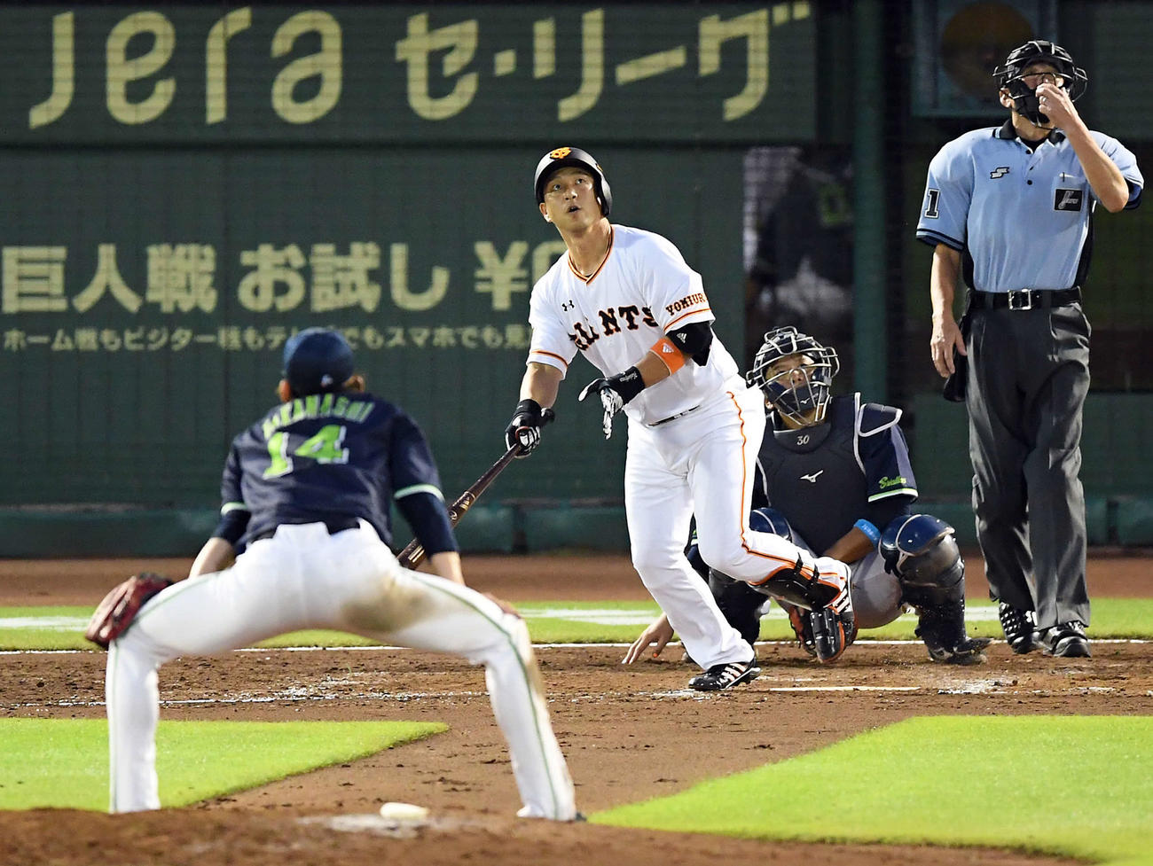 巨人対ヤクルト　4回裏巨人2死、左越えにソロ本塁打を放つ中島。投手高梨（撮影・たえ見朱実）