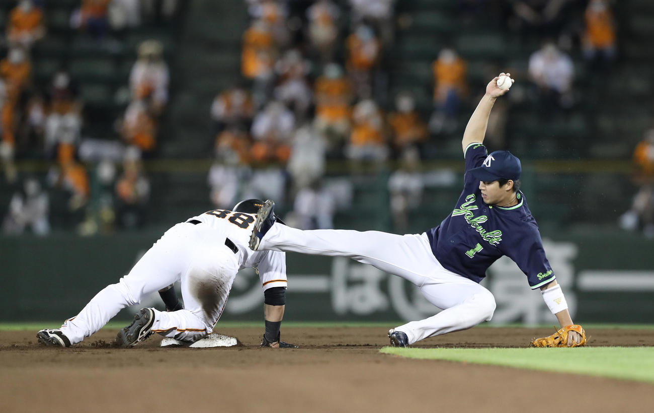 巨人対ヤクルト5回戦　6回裏巨人1死一、三塁、炭谷銀仁朗の遊ゴロで二塁へ滑りこんだヘラルド・パーラ（左）は、高津臣吾監督のリクエストにより守備妨害と判定される。右は二塁手山田哲人（撮影・前田充）