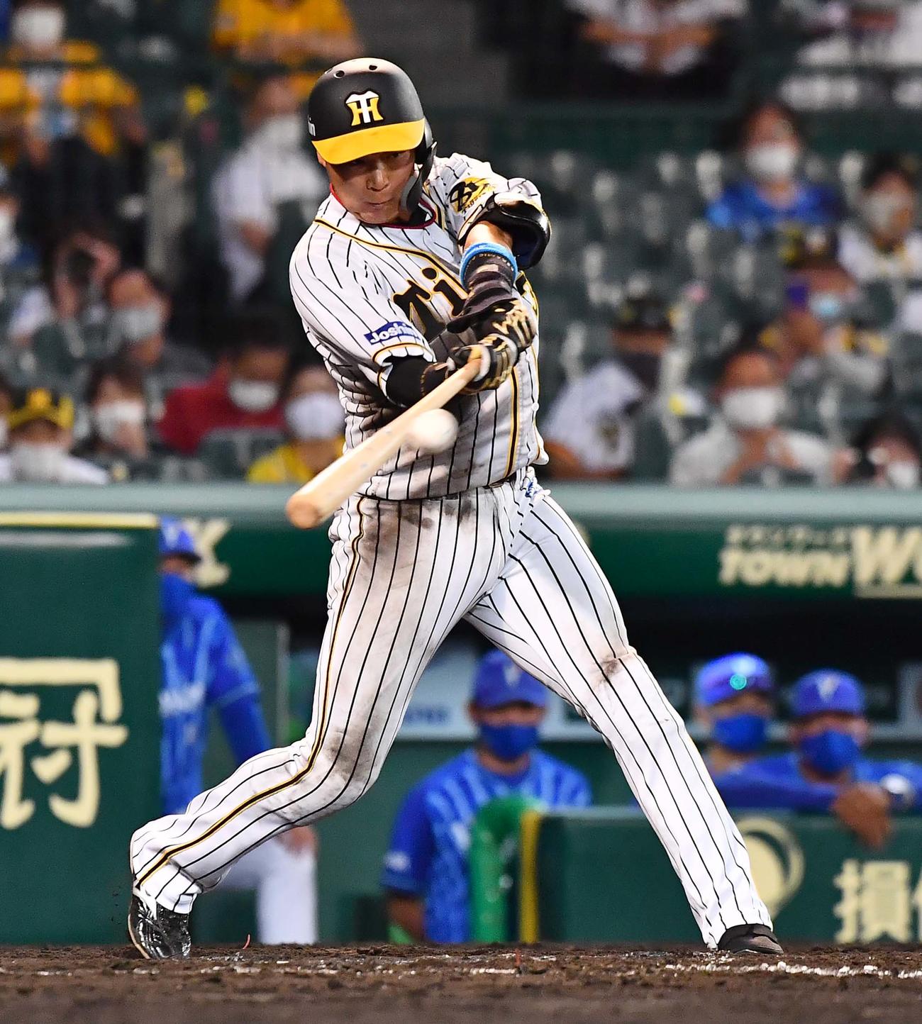 阪神対DeNA　8回裏阪神2死二塁、大山は右翼線に適時二塁打を放つ（撮影・上田博志）