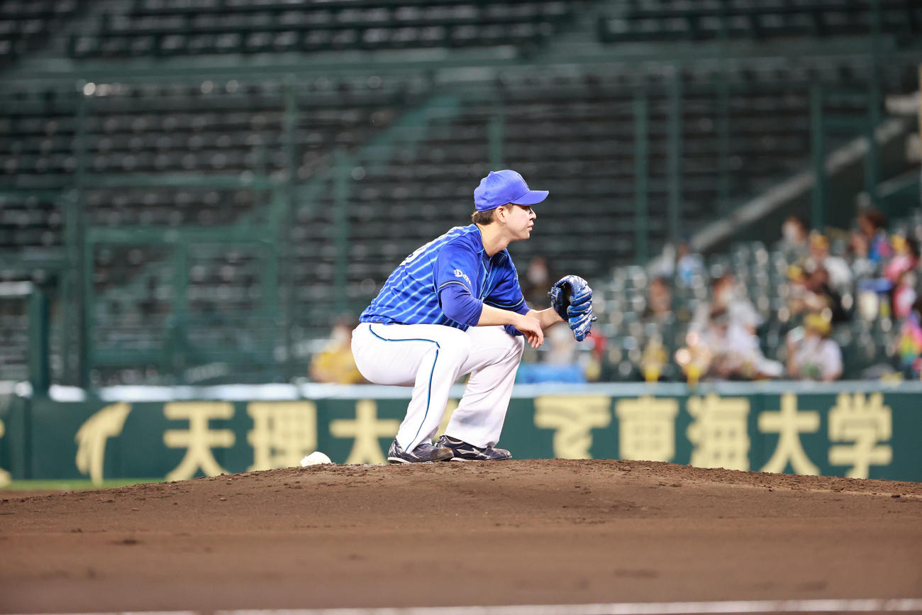 阪神対DeNA　6回裏阪神1死一塁、糸井嘉男の遊ゴロでの一塁アウト判定がリプレー検証となりマウンド場で待つ平良拳太郎（撮影・清水貴仁）