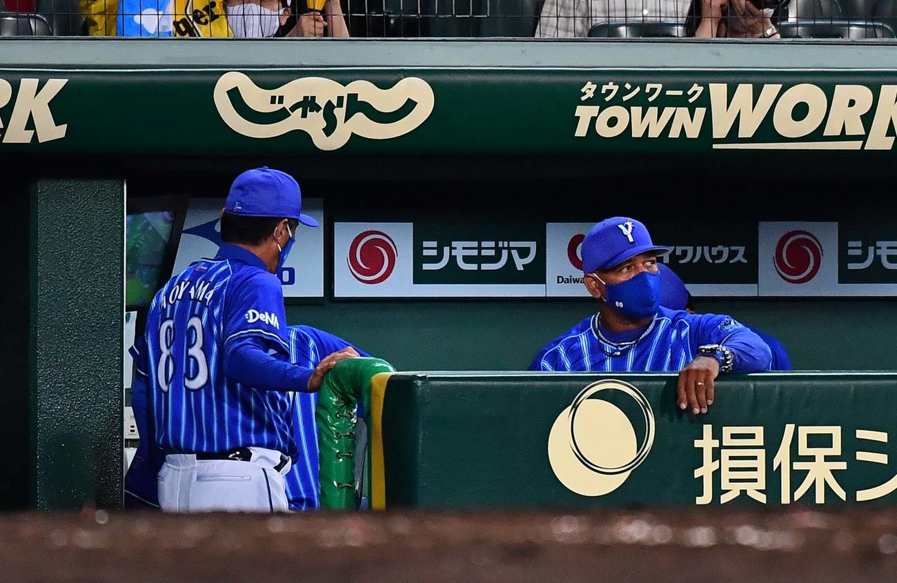 阪神対DeNA　阪神に敗れ肩を落とすアレックス・ラミレス監督（右）（撮影・上田博志）