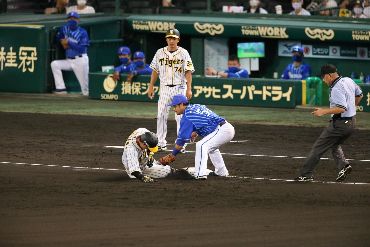 阪神対DeNA6回戦　8回裏阪神2死一、二塁、二走大山悠輔の三盗塁を刺す捕手戸柱恭孝（撮影・上山淳一）