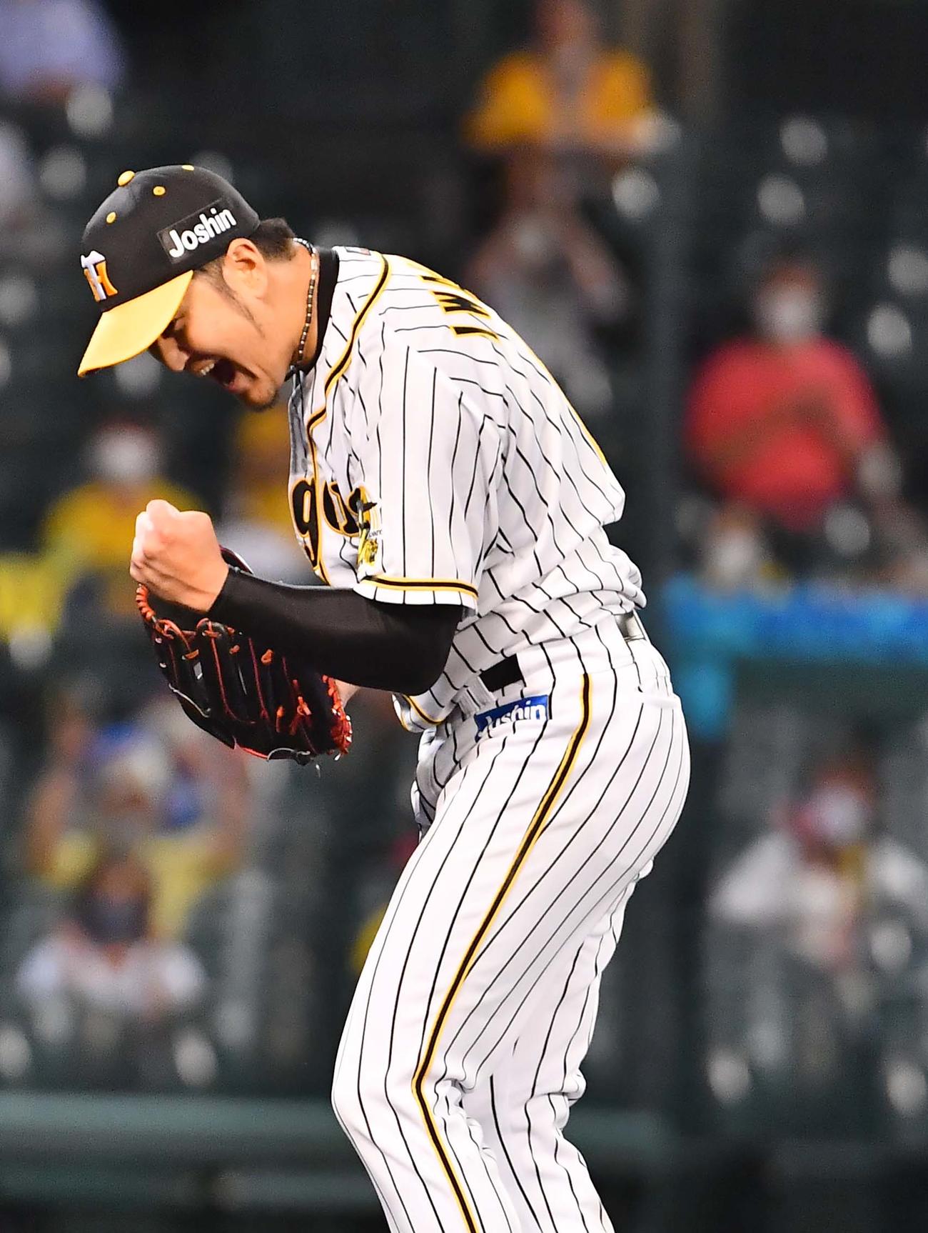 阪神対DeNA　8回表DeNA2死一、二塁、梶谷から三振を奪いガッツポーズする岩貞（撮影・上田博志）