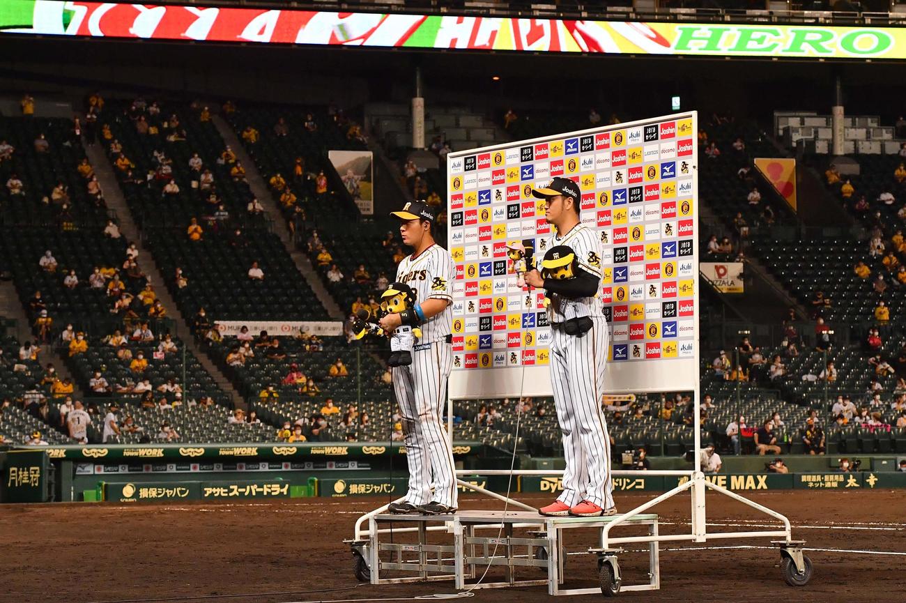阪神対DeNA　ファンを背にヒーローインタビューに答える岩貞祐太（右）と大山悠輔（撮影・上田博志）