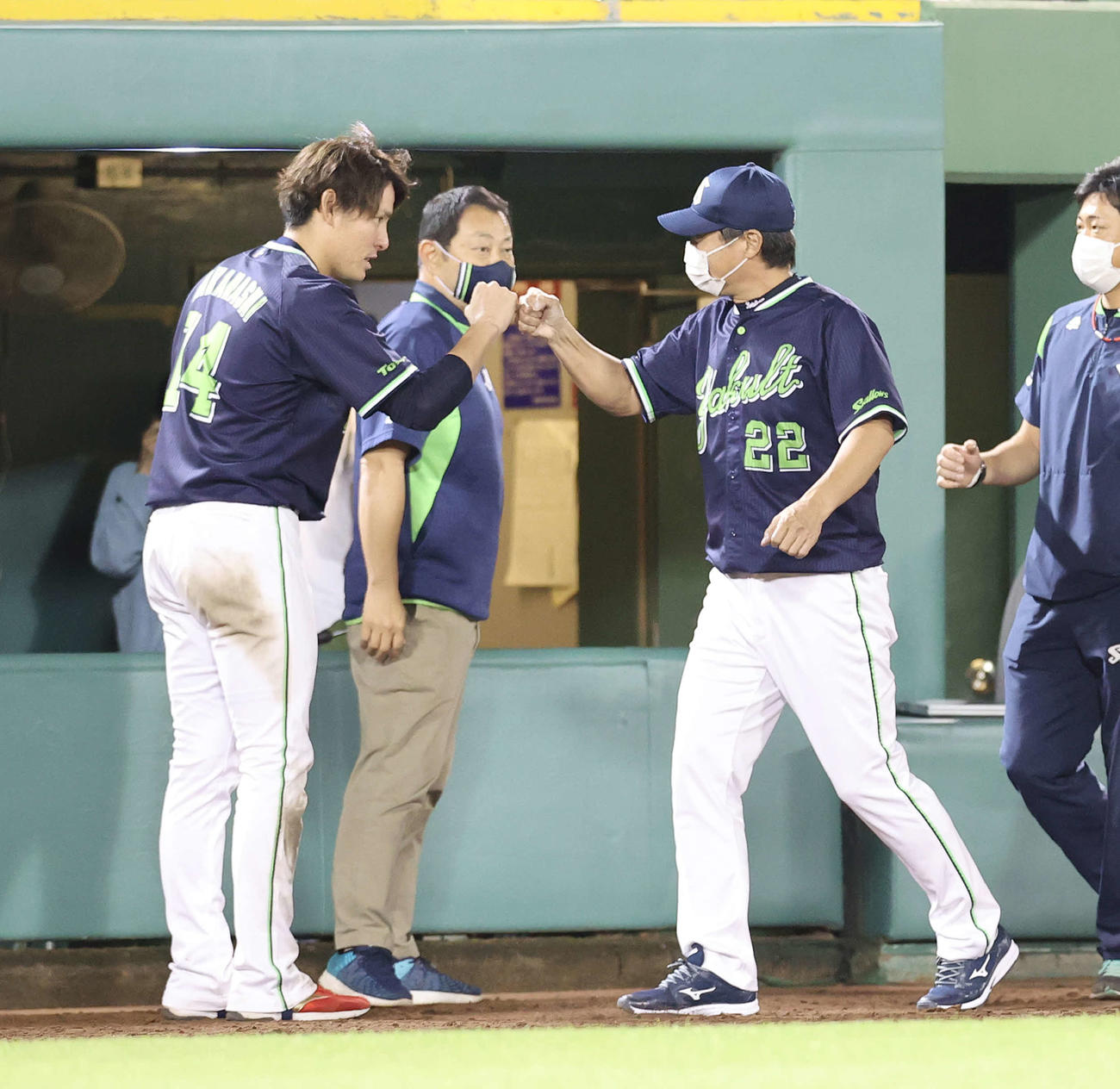 巨人対ヤクルト　試合後、今季初勝利の高梨（左）は高津監督とグータッチを交わす（撮影・河野匠）