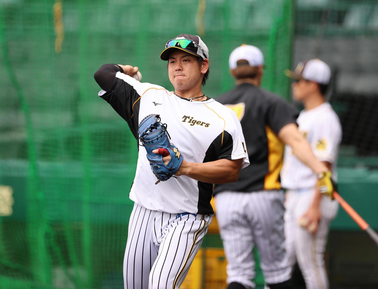 キャッチボールを行う梅野隆太郎（撮影・清水貴仁）