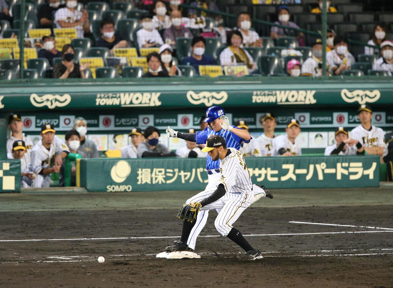 阪神対DeNA　9回表DeNA1死一塁、佐野の一塁への打球でカバーに入ったスアレスは、ボーアからの送球を落とす（撮影・上山淳一）