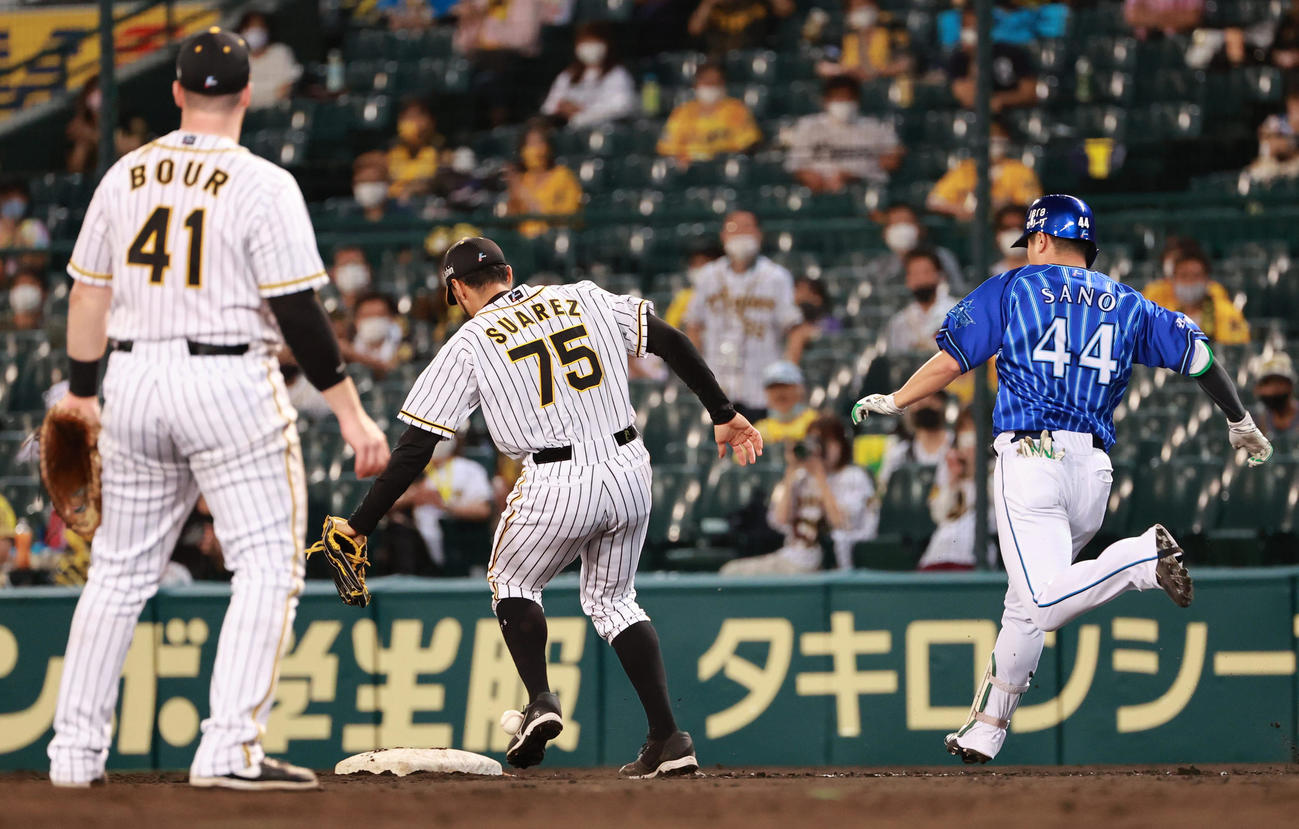 阪神対DeNA　9回表DeNA1死一塁、佐野恵太の一ゴロで一塁手ジャスティン・ボーアからの送球をロベルト・スアレスが落球してしまう（撮影・清水貴仁）