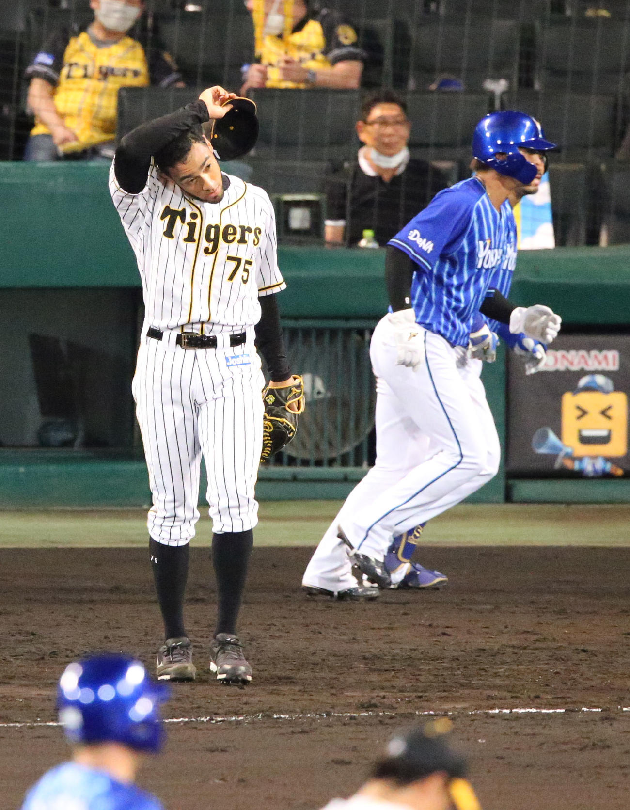 阪神対DeNA6回戦　9回表DeNA1死一、二塁、ホセ・ロペスに左前適時打を浴び汗をぬぐうロベルト・スアレス（撮影・上山淳一）