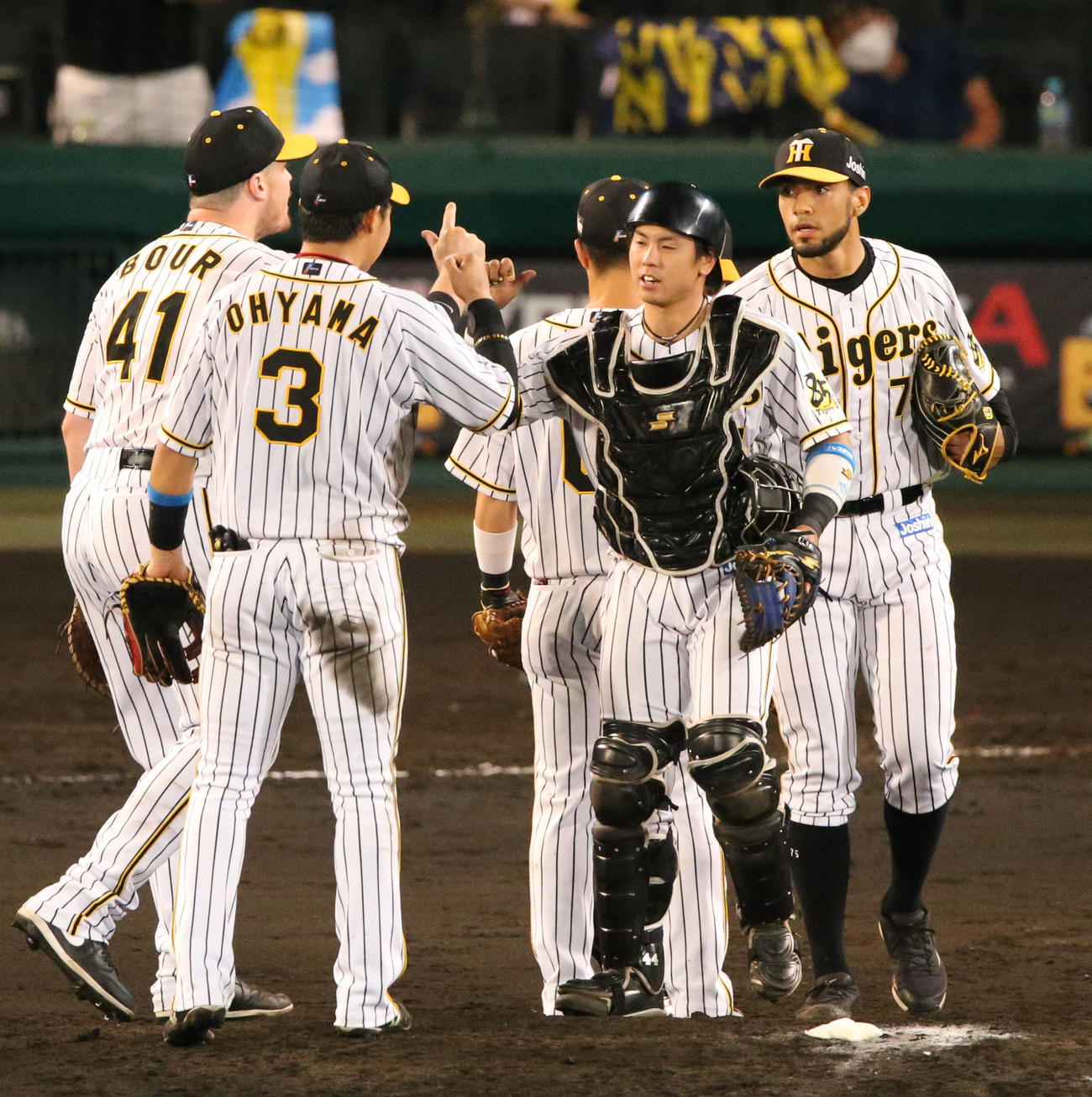 阪神対DeNA　試合を締めたスアレス（右）はナインとタッチを交わす（撮影・上山淳一）