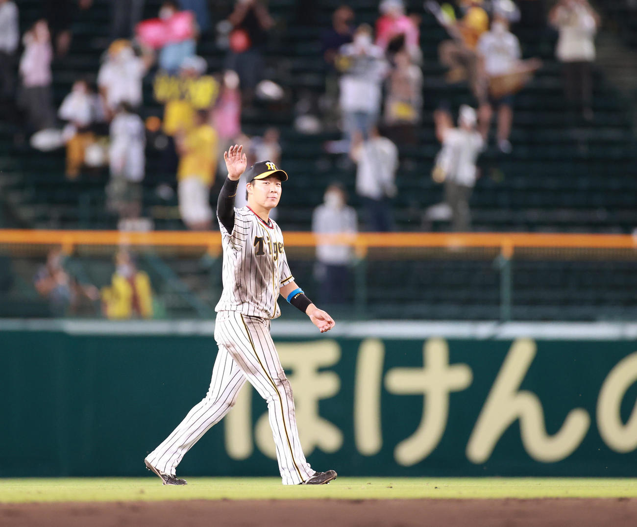 阪神対DeNA　試合後ファンにあいさつする大山（撮影・清水貴仁）