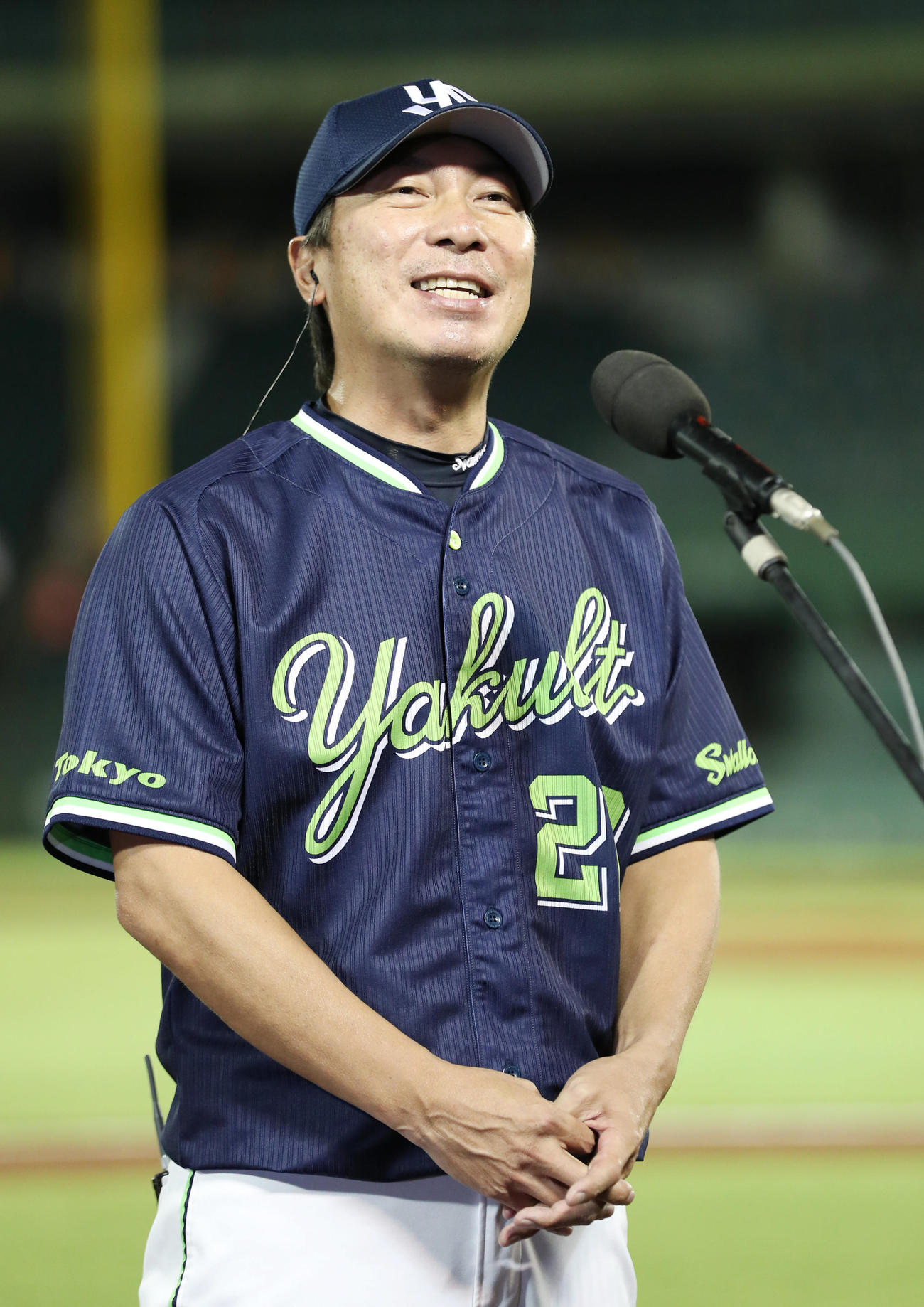 巨人対ヤクルト　試合後、笑顔でインタビューに答えるヤクルト高津監督（撮影・前田充）