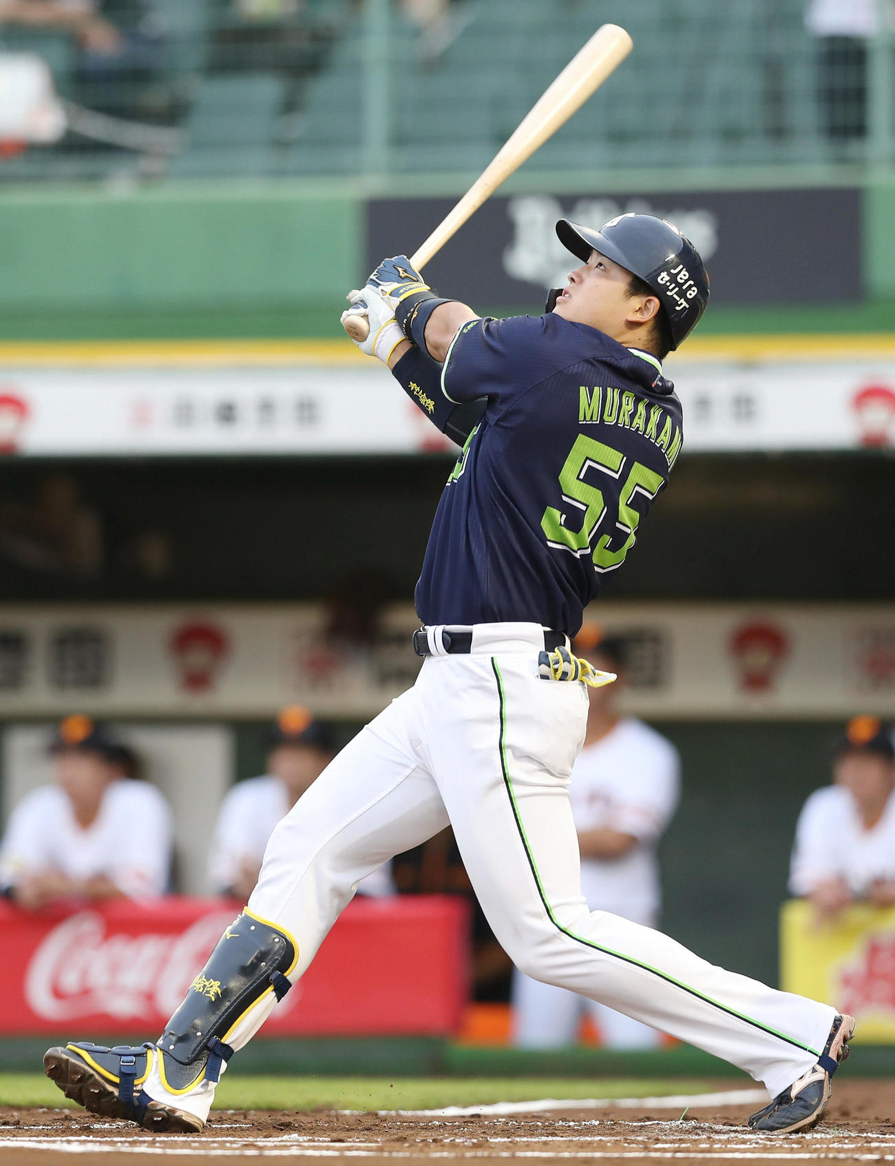 巨人対ヤクルト　1回表ヤクルト2死一塁、左中間へ先制適時二塁打を放つ村上（撮影・前田充）