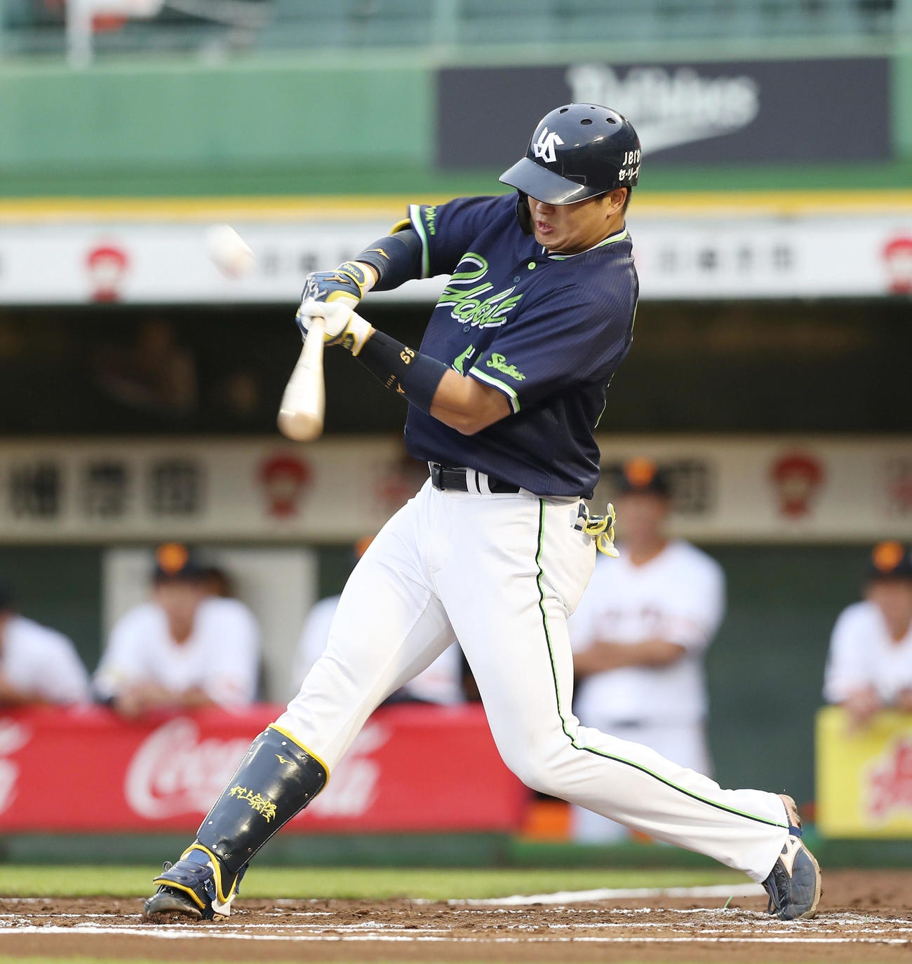 巨人対ヤクルト　1回表ヤクルト2死一塁、左中間へ先制適時二塁打を放つ村上（撮影・前田充）