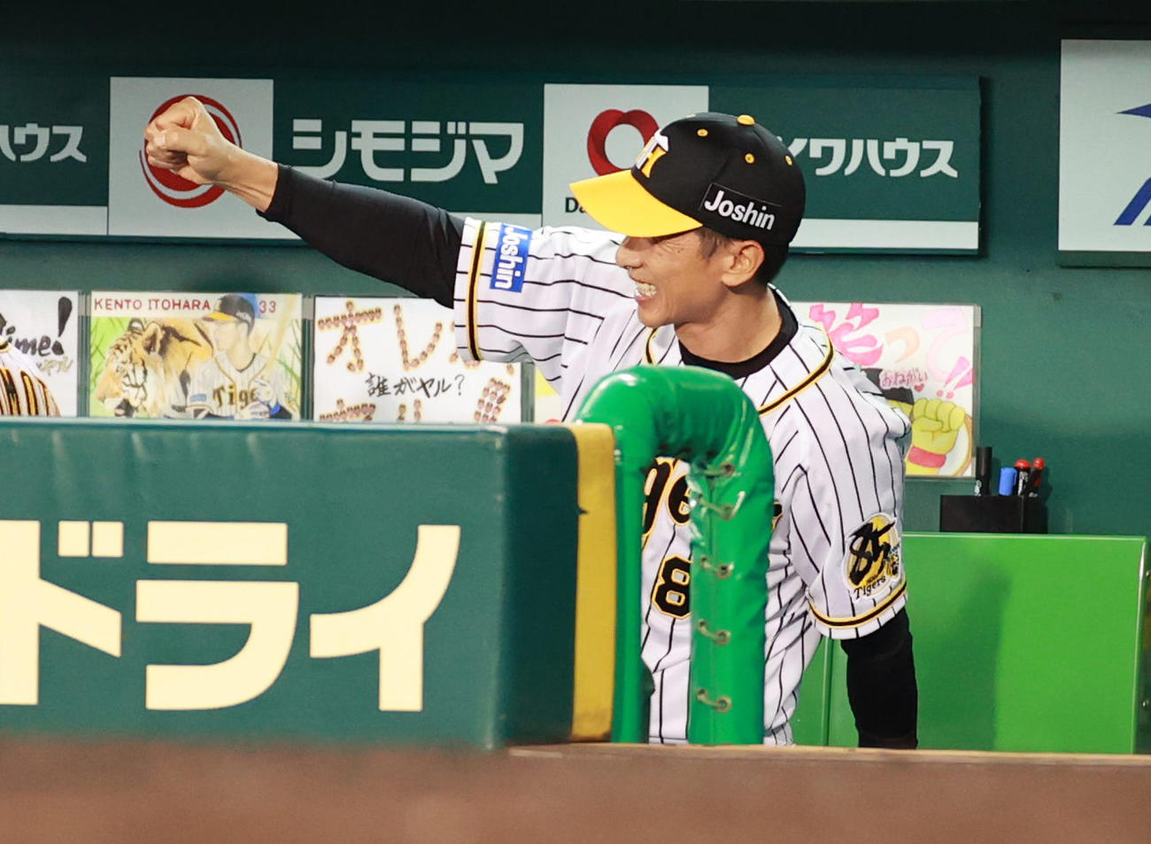 阪神対DeNA　勝利にガッツポーズする矢野監督（撮影・清水貴仁）
