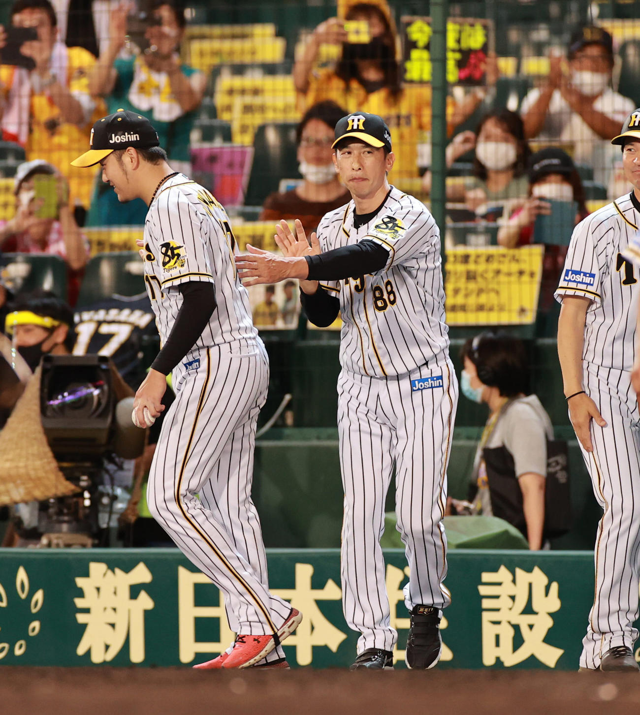 阪神対DeNA　勝利投手の岩貞（左）をたたえる矢野監督（撮影・清水貴仁）