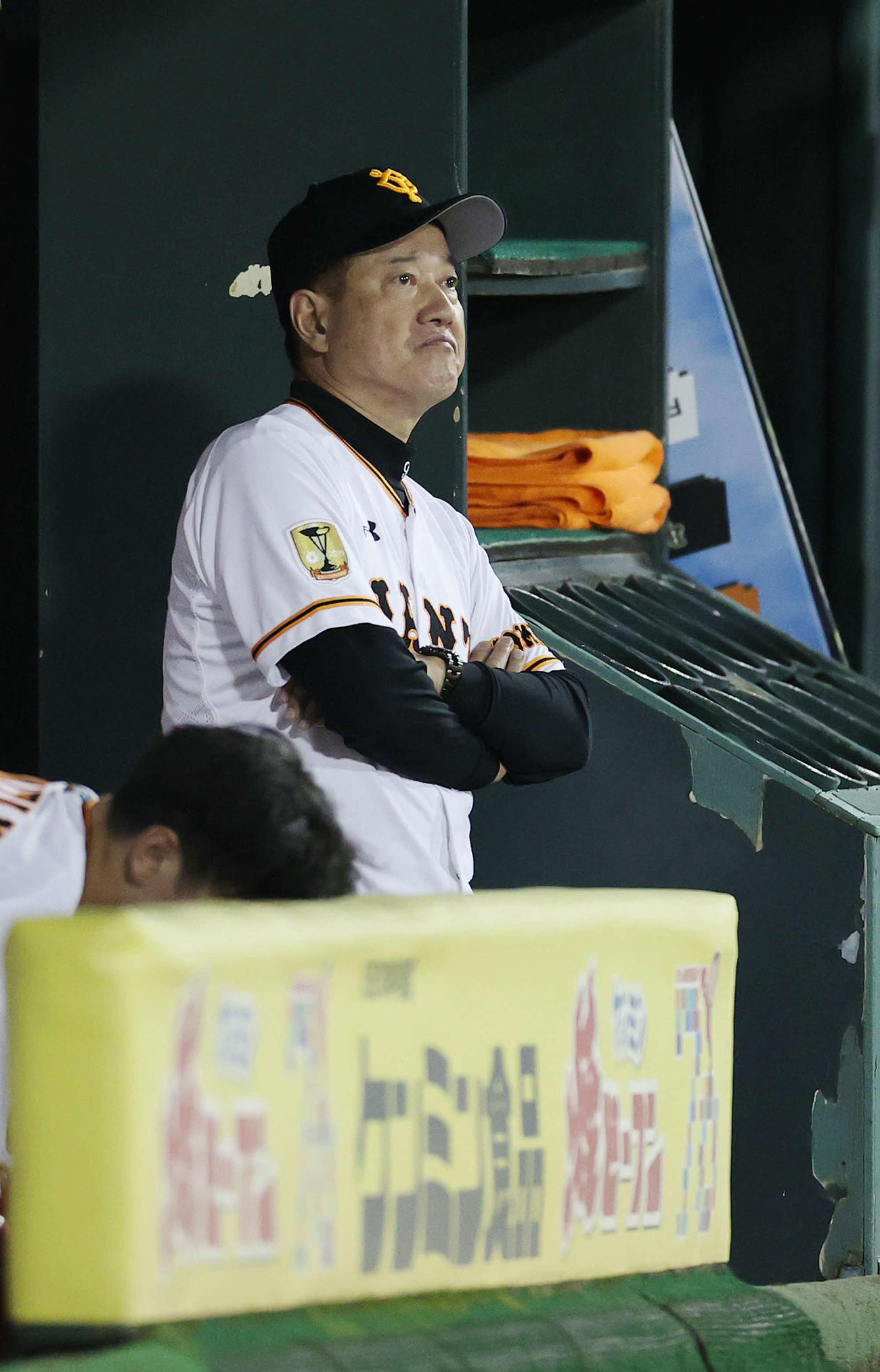 巨人対ヤクルト　9回裏、ベンチで険しい表情を見せる原監督（撮影・河野匠）