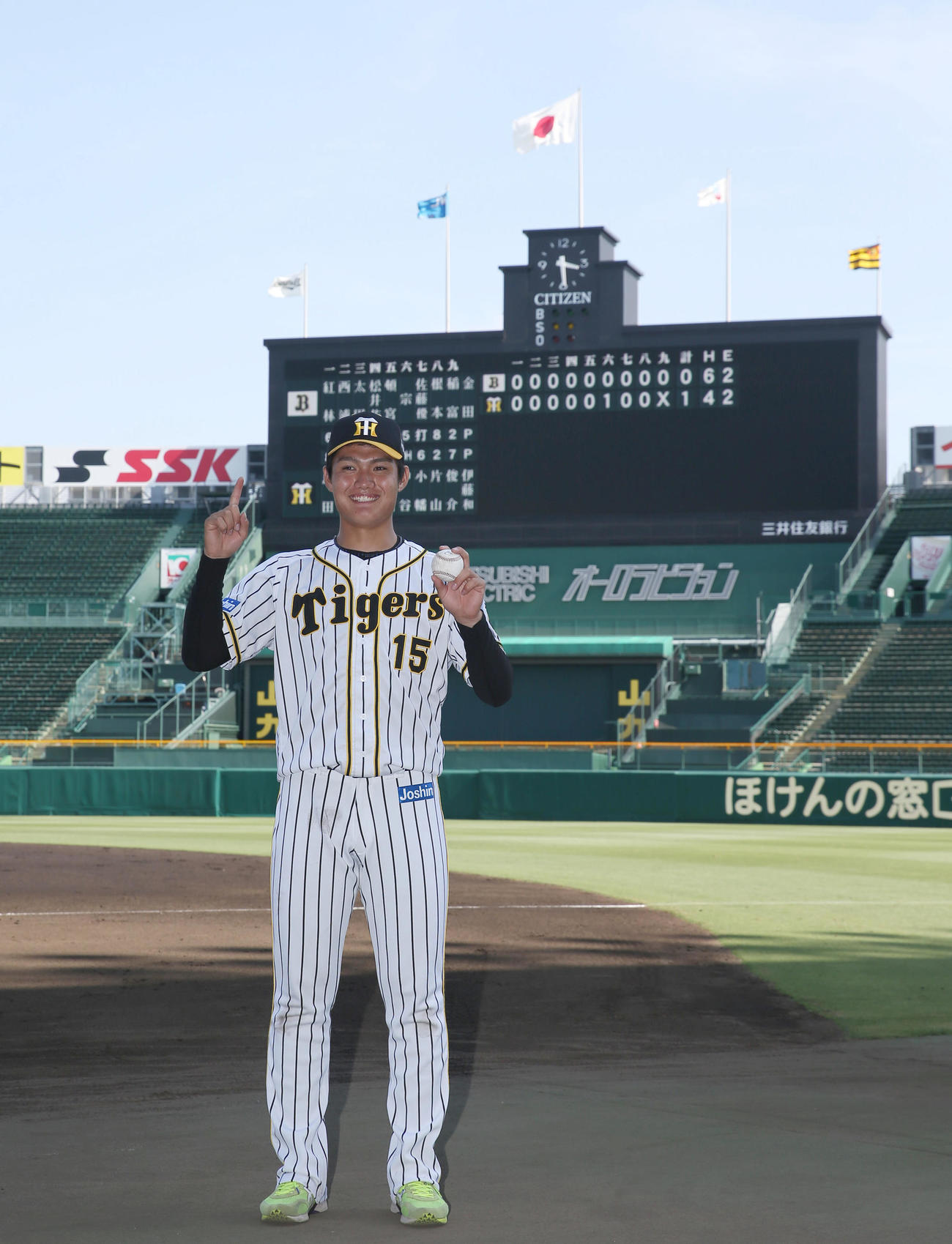 6月24日、ウエスタンリーグ・オリックス戦でプロ初勝利をあげ、笑顔でポーズを決める西純矢