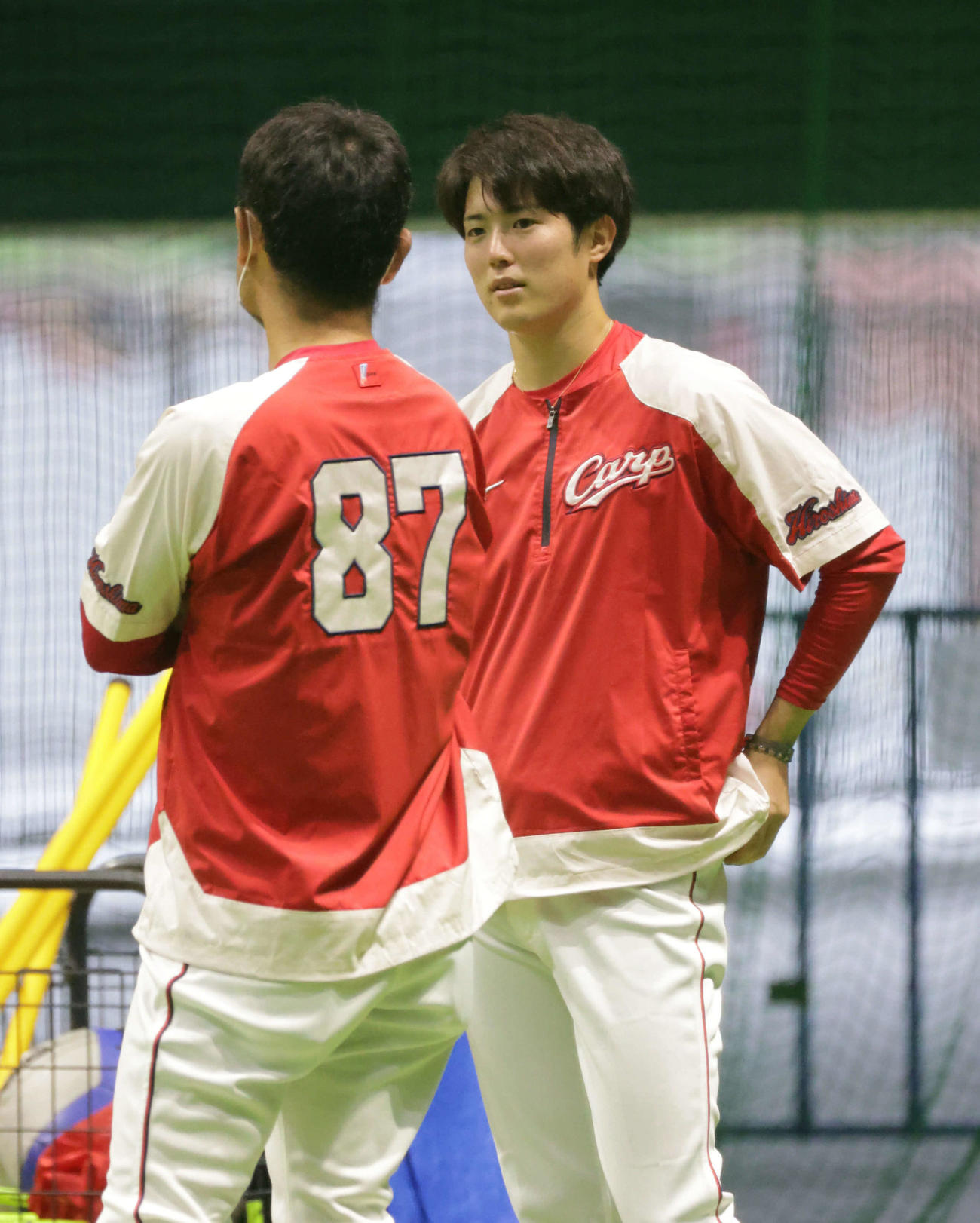 プロ野球広島　投手指名練習　沢崎投手コーチと話す森下（右）（撮影・加藤孝規）
