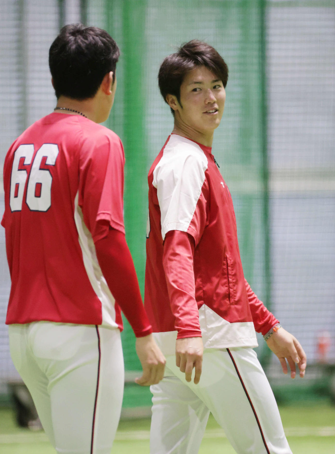 プロ野球広島　投手指名練習　遠藤と話す森下（右）（撮影・加藤孝規）