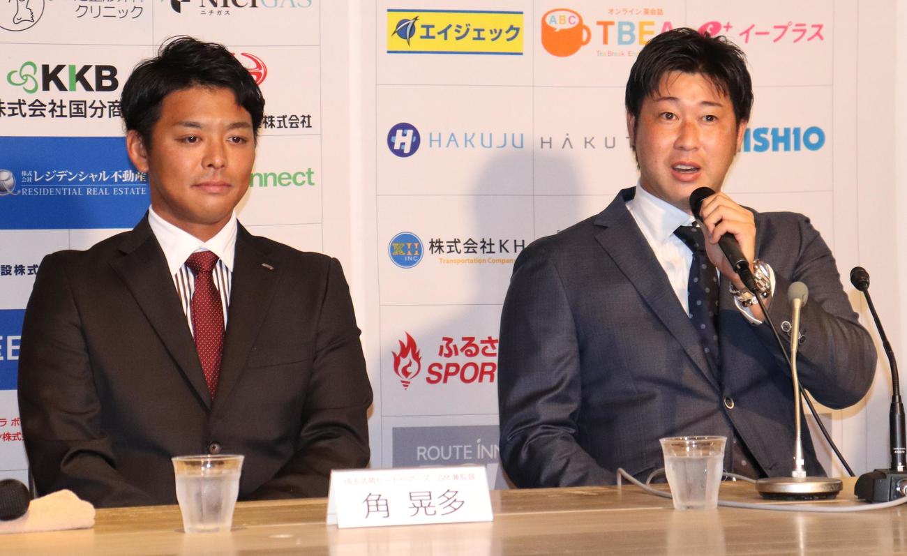 BC埼玉への入団会見に臨む田沢（右）と角監督（撮影・古川真弥）