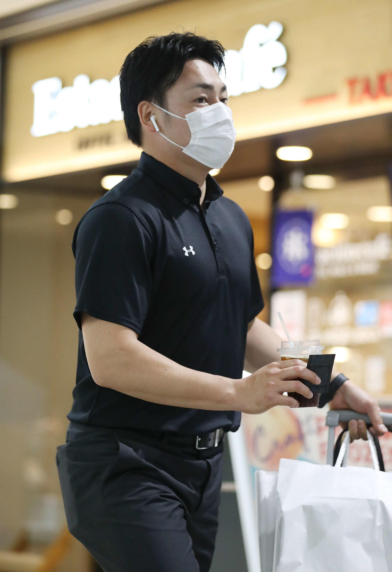 広島戦に向け、神戸をあとにする巨人丸（撮影・河野匠）