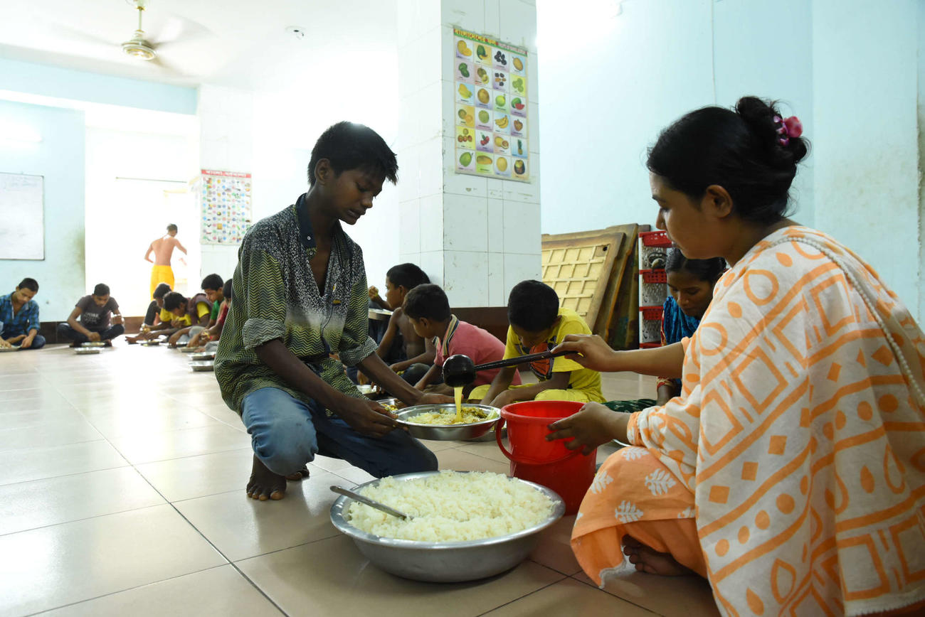 バングラデシュでは路上で暮らす子どもたちに朝食と昼食、シャワー、識字教育などを提供（写真提供・国境なき子どもたち）