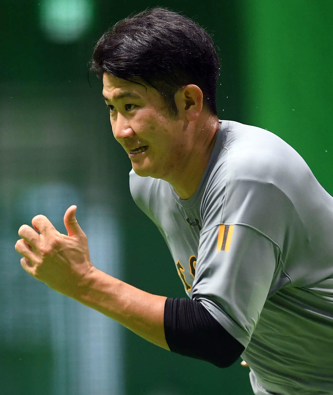 調整練習で、汗を飛ばしながらダッシュを繰り返す巨人菅野（撮影・たえ見朱実）