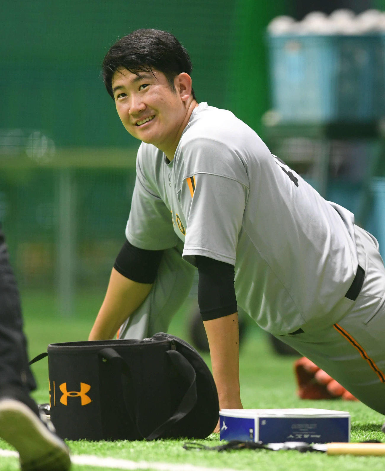 練習中、笑顔を見せる巨人菅野（撮影・たえ見朱実）