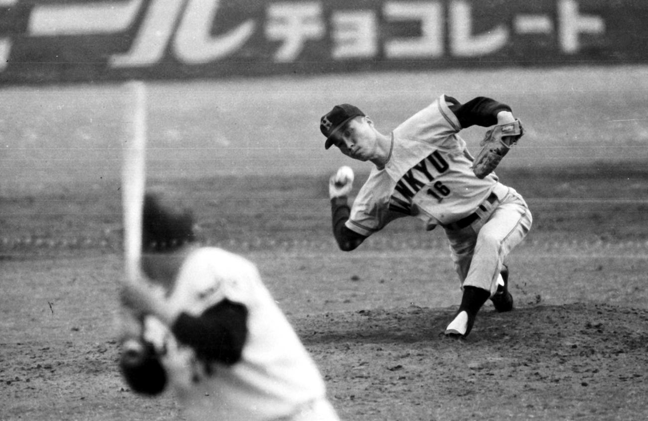 67年の日本シリーズ第4戦で巨人を相手に力投する阪急足立光宏